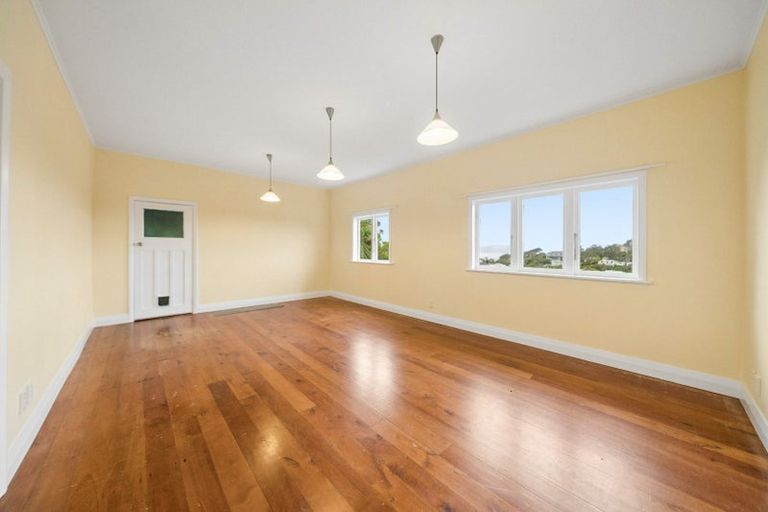 Photo of property in 8 Raroa Crescent, Northland, Wellington, 6012