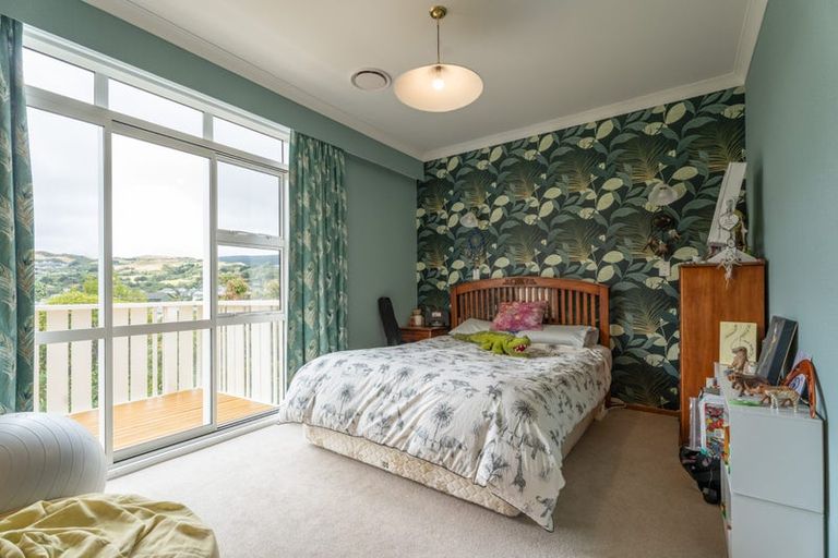 Photo of property in 5 Lane Crescent, Tawa, Wellington, 5028