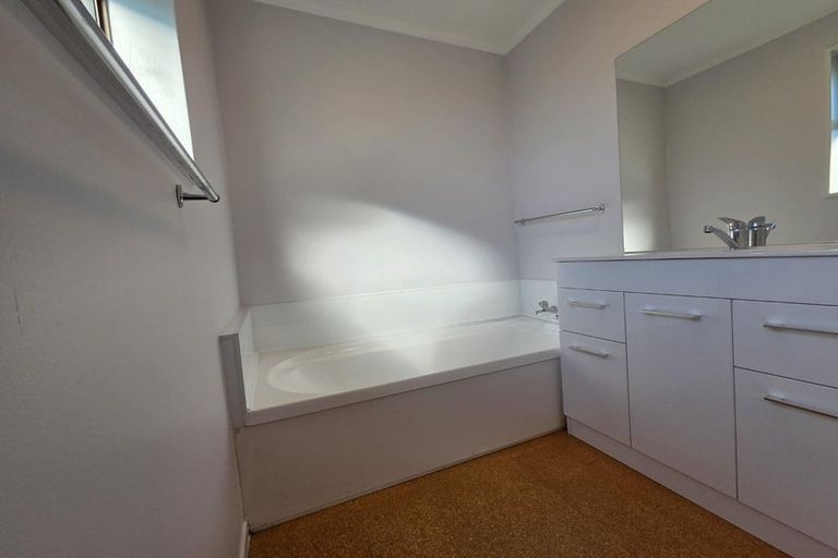 Photo of property in 2/3 Pinehurst Crescent, Russley, Christchurch, 8042