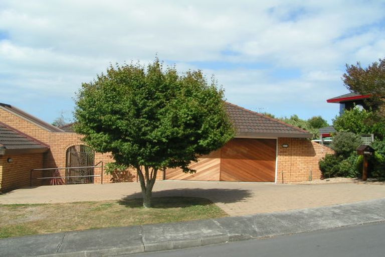 Photo of property in 3 La Roche Place, Northcote, Auckland, 0627