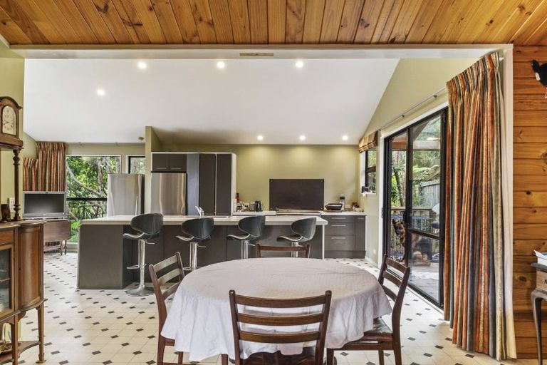 Photo of property in 233 Golf Road, Titirangi, Auckland, 0604