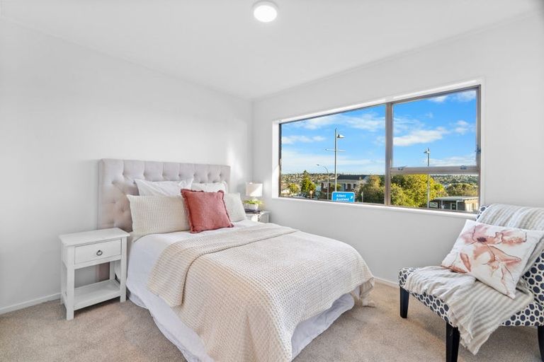 Photo of property in 1/965 Beach Road, Torbay, Auckland, 0630