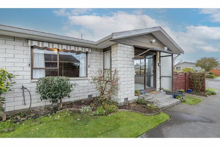 Photo of property in 2/40 Sarabande Avenue, Redwood, Christchurch, 8051