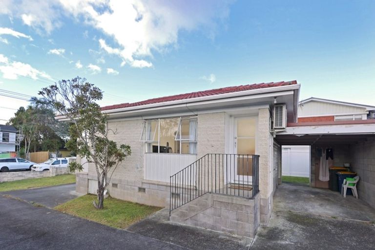 Photo of property in 1/28 Taipari Road, Te Atatu Peninsula, Auckland, 0610