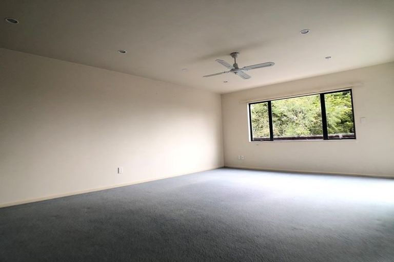 Photo of property in 12 Springwater Vale, Unsworth Heights, Auckland, 0632