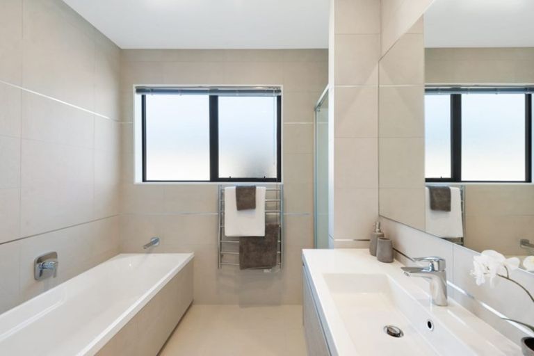 Photo of property in 19 Waituarua Drive, Takanini, 2112