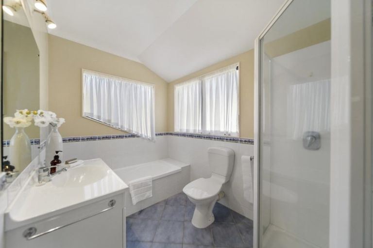 Photo of property in 15 Renlee Place, Shelly Park, Auckland, 2014