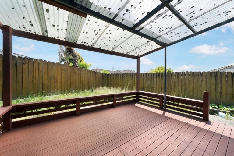 Photo of property in 18 Plumstead Rise, Glen Eden, Auckland, 0602