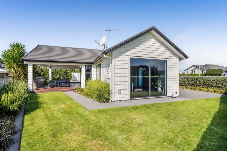 Photo of property in 6 Pebble Beach Court, Waiwhakaiho, New Plymouth, 4312