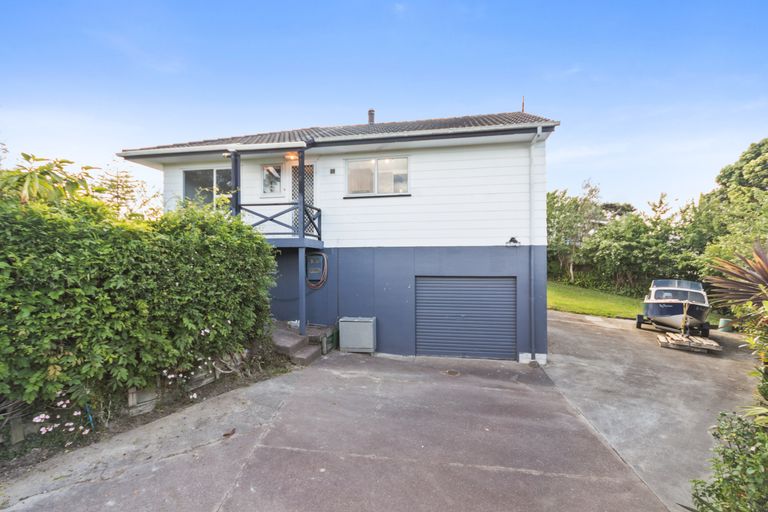 Photo of property in 11 Landsdale Place, Massey, Auckland, 0614