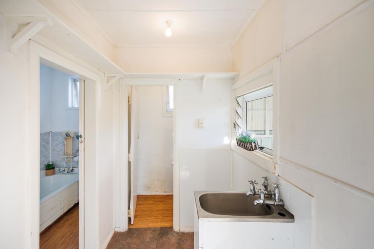 Photo of property in 21 Edgeware Road, Palmerston North, 4410