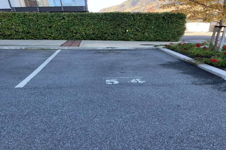 Photo of property in Wyndham Gardens Apartments, 30 Red Oaks Drive, Frankton, Queenstown, 9300