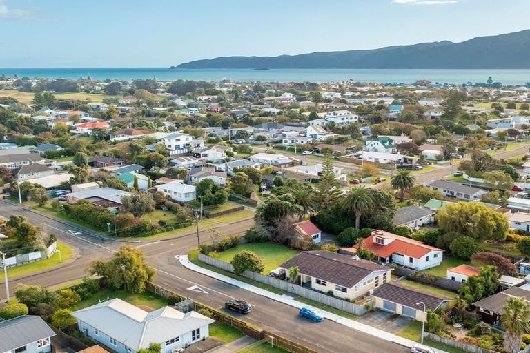 Photo of property in 49 Donovan Road, Paraparaumu Beach, Paraparaumu, 5032