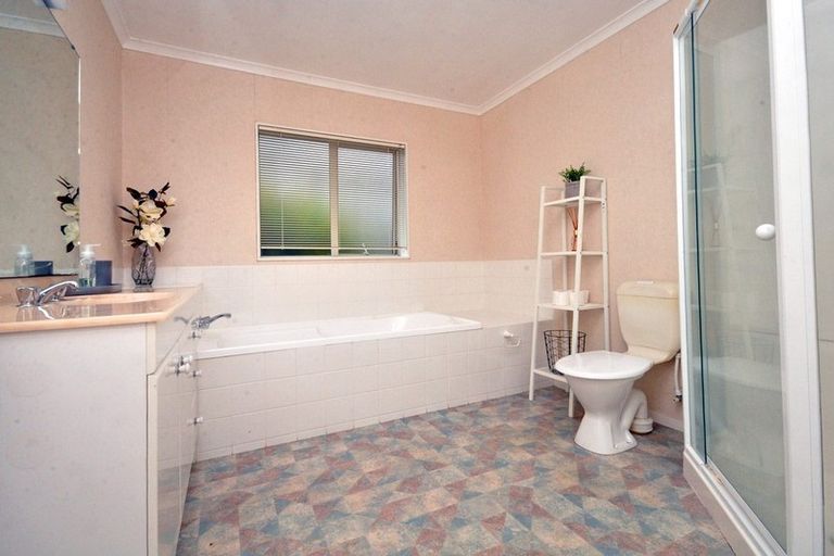 Photo of property in 5 Lorikeet Place, Unsworth Heights, Auckland, 0632