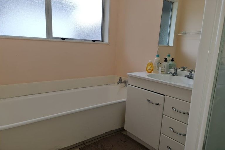 Photo of property in 201d Newlands Road, Newlands, Wellington, 6037