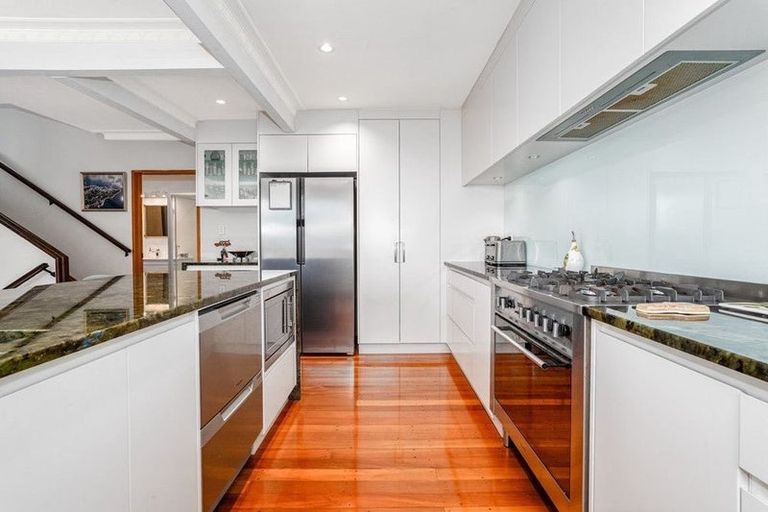 Photo of property in 62 Evans Bay Parade, Roseneath, Wellington, 6021