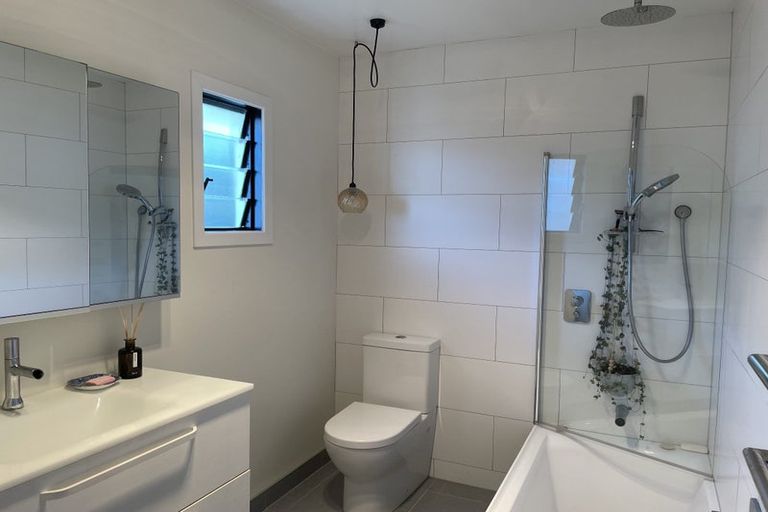 Photo of property in 28 Harbour View Road, Te Atatu Peninsula, Auckland, 0610