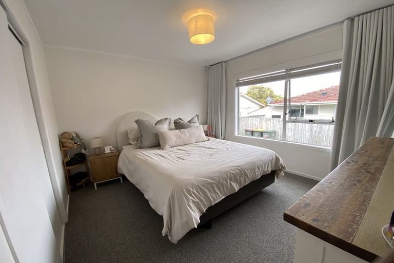 Photo of property in 1/38 Aeroview Drive, Beach Haven, Auckland, 0626
