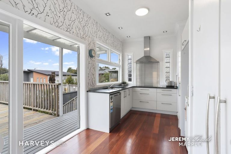 Photo of property in 10 Woodglen Road, Glen Eden, Auckland, 0602