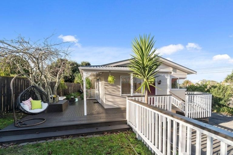 Photo of property in 3 Helga Crescent, Te Atatu Peninsula, Auckland, 0610