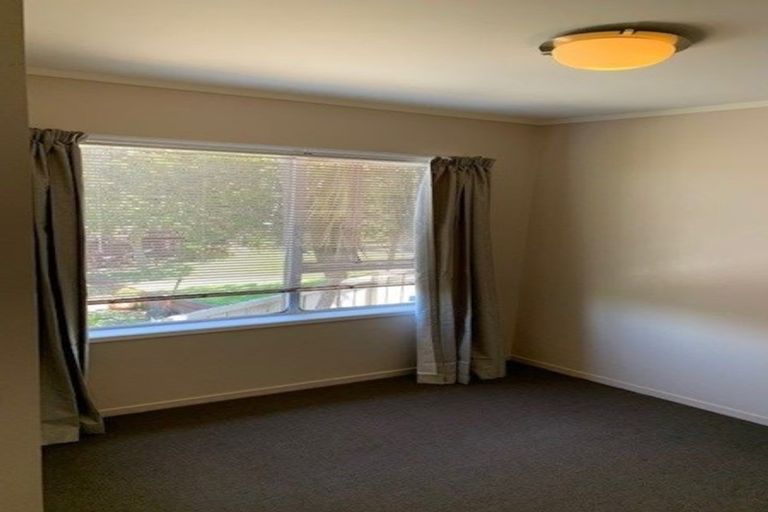 Photo of property in 1/6 Girrahween Drive, Totara Vale, Auckland, 0629