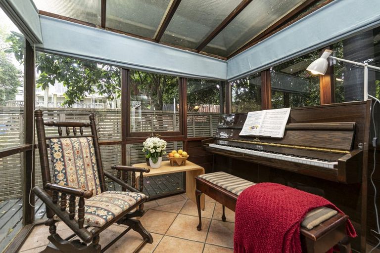 Photo of property in 2/7 Springfield Street, Forrest Hill, Auckland, 0620