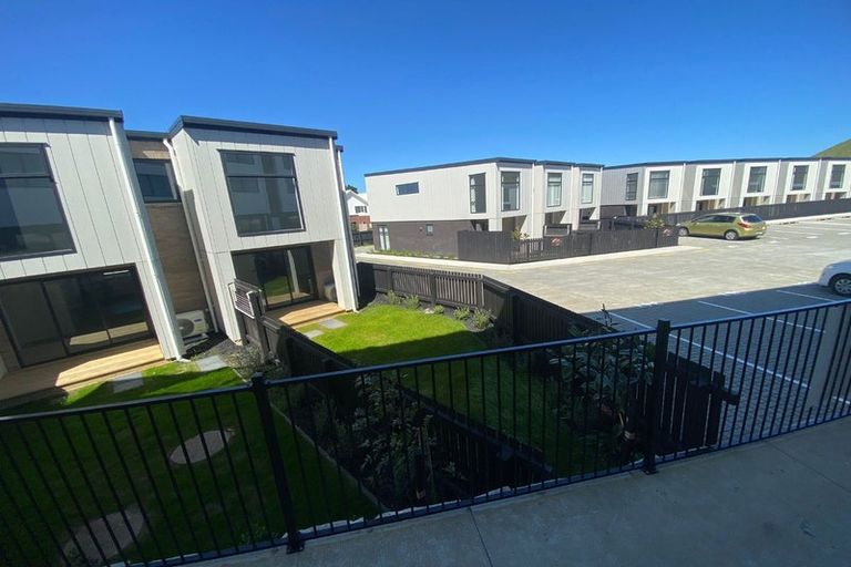 Photo of property in 2 Mikoikoi Crescent, Mangere Bridge, Auckland, 2022