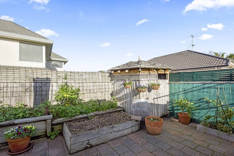Photo of property in 1/66 Browns Bay Road, Rothesay Bay, Auckland, 0630