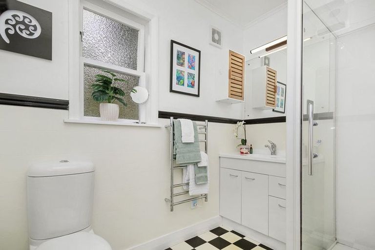 Photo of property in 15 Ngatitoa Street, Tawa, Wellington, 5028
