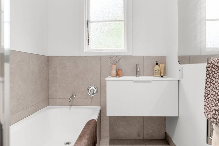 Photo of property in 56 Alfred Street, Fairfield, Hamilton, 3214