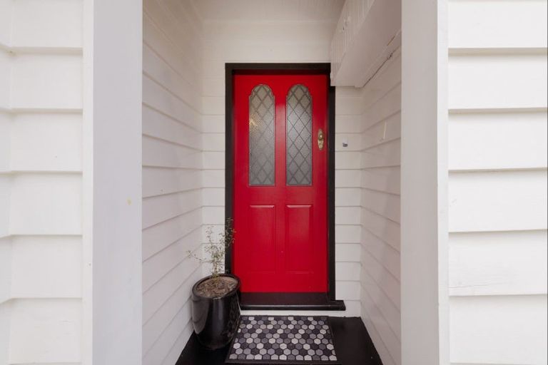 Photo of property in 96 Ranui Crescent, Khandallah, Wellington, 6035