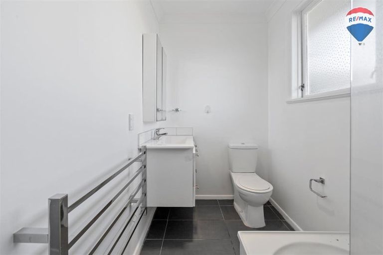 Photo of property in 43 Stewart Drive, Newlands, Wellington, 6037