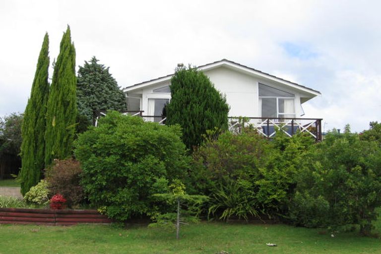 Photo of property in 16 Foyle Place, Glendene, Auckland, 0602