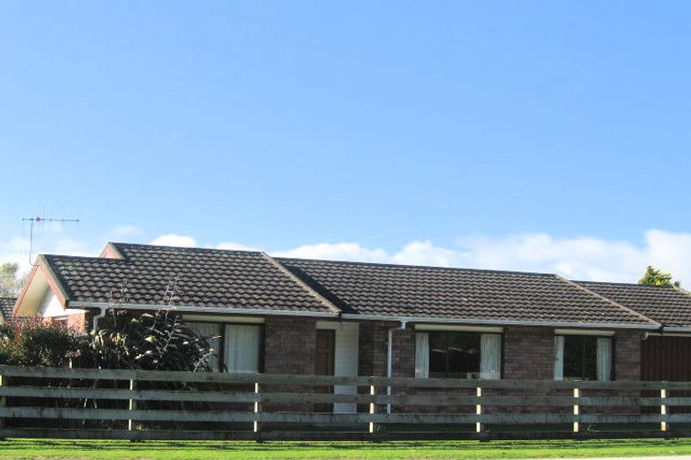 Photo of property in 87a Mazengarb Road, Paraparaumu Beach, Paraparaumu, 5032