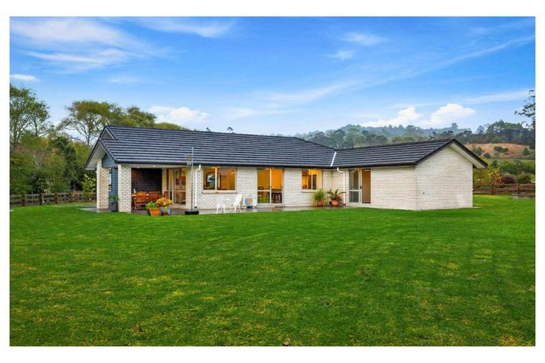 Photo of property in 17 Downer Access Road, Kaukapakapa, 0873