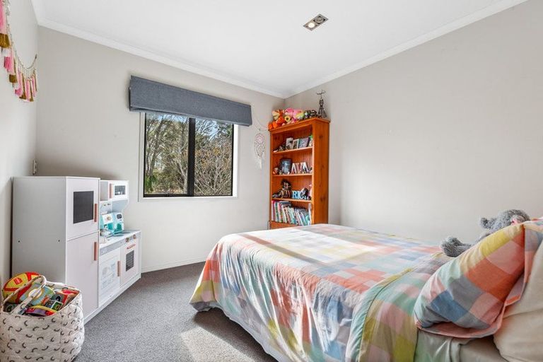 Photo of property in 124 Boord Crescent, Kumeu, 0891