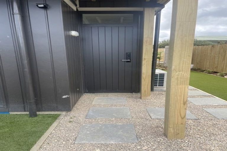 Photo of property in 3/504 Don Buck Road, Massey, Auckland, 0614