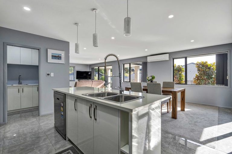 Photo of property in 2 Frederick Place, Whalers Gate, New Plymouth, 4310