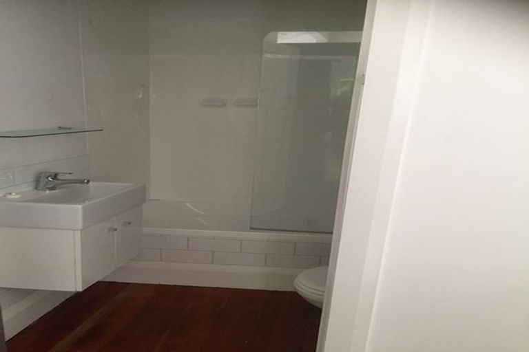 Photo of property in 20 Sugarloaf Road, Brooklyn, Wellington, 6021