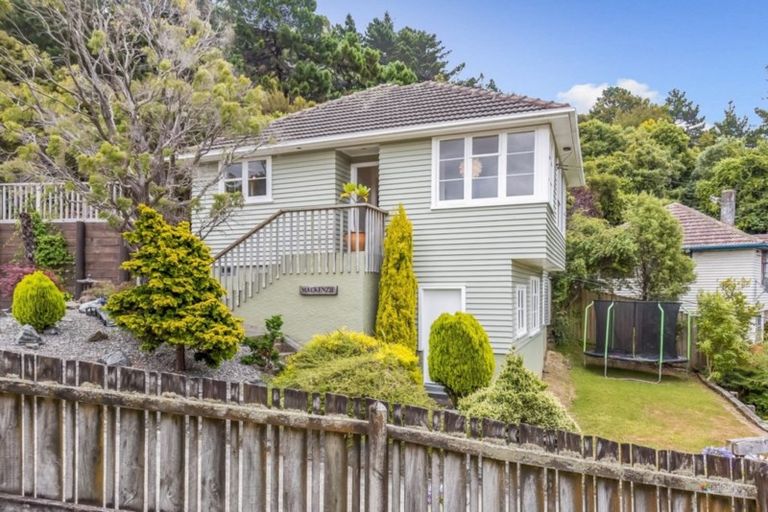 Photo of property in 10 Hill Grove, Naenae, Lower Hutt, 5011