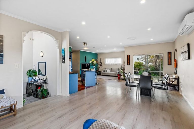 Photo of property in 21 Cinnabar Place, Westgate, Auckland, 0614