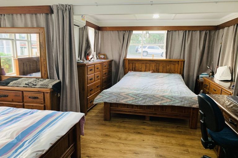 Photo of property in 3154 Great North Road, New Lynn, Auckland, 0600