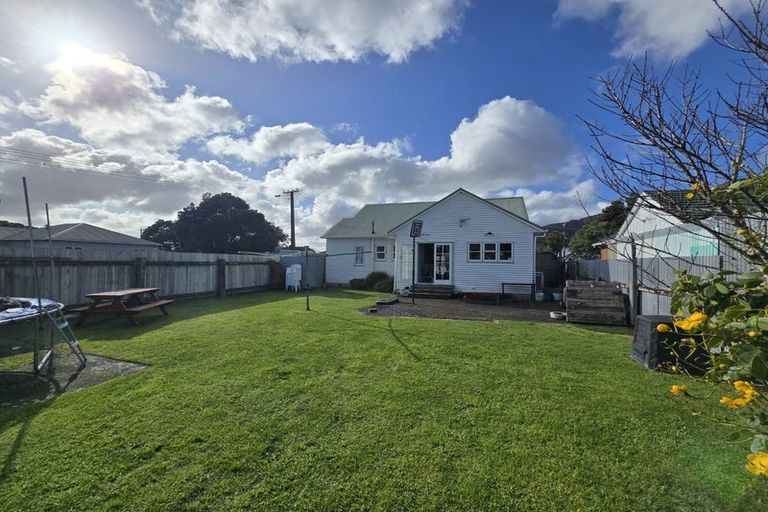 Photo of property in 77 Bell Road, Waiwhetu, Lower Hutt, 5010