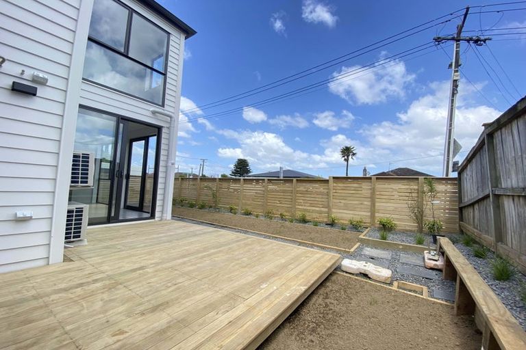 Photo of property in 42 Lavelle Road, Henderson, Auckland, 0612