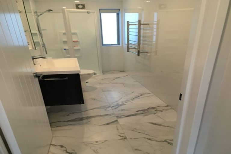 Photo of property in 2d/3 Sunnynook Road, Sunnynook, Auckland, 0620