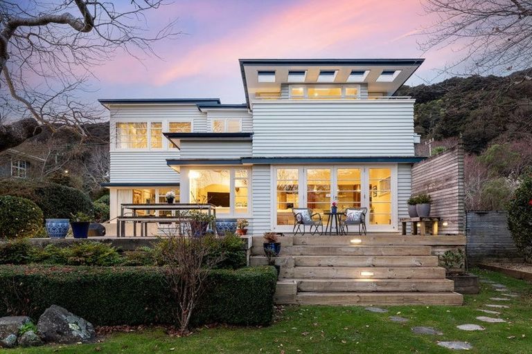 Photo of property in 33 Cheviot Road, Lowry Bay, Lower Hutt, 5013