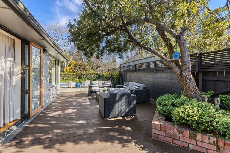 Photo of property in 21 Garreg Road, Fendalton, Christchurch, 8052