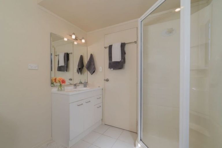 Photo of property in 4/76 Kaurilands Road, Titirangi, Auckland, 0604