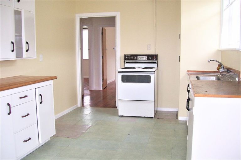 Photo of property in 72 Ruskin Road, Newlands, Wellington, 6037