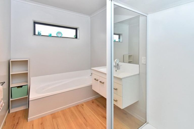 Photo of property in 16 Kuparu Street, Weymouth, Auckland, 2103